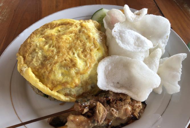 在巴厘島最南端的鄉間餐館吃頓飯，蓋飯配炸雞竟花了22萬5印尼盾