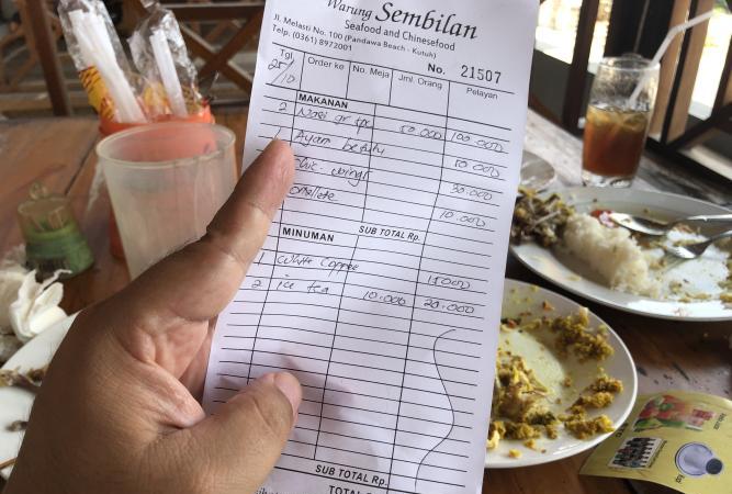 在巴厘島最南端的鄉間餐館吃頓飯，蓋飯配炸雞竟花了22萬5印尼盾