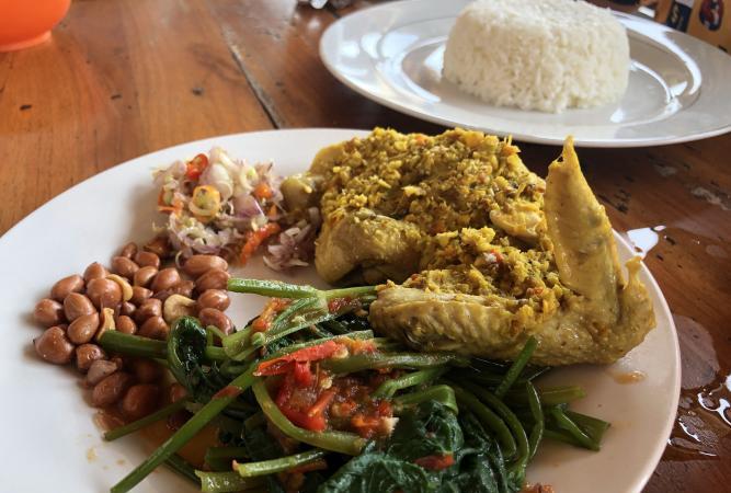 在巴厘島最南端的鄉間餐館吃頓飯，蓋飯配炸雞竟花了22萬5印尼盾