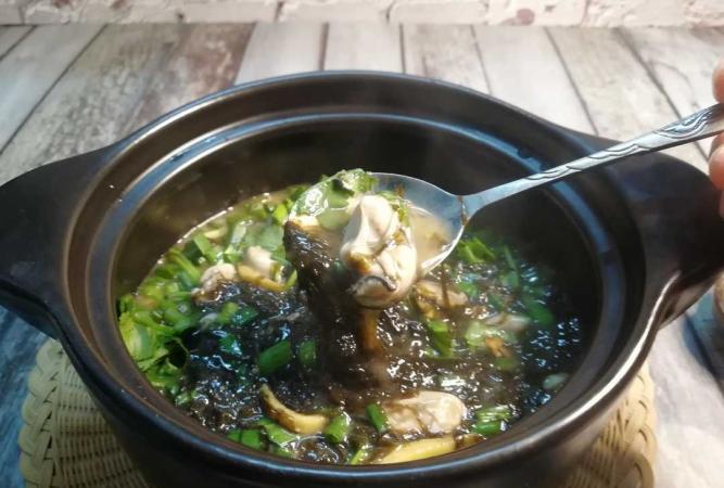 蚵仔紫菜煲特寫